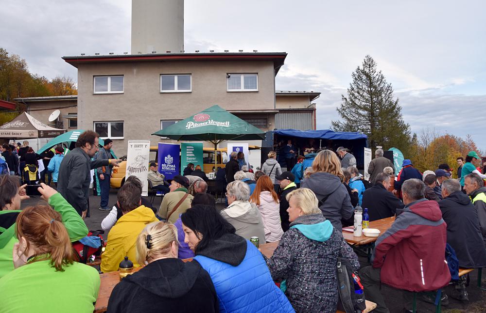 Setk�n� turist� pod Bukovou horou.