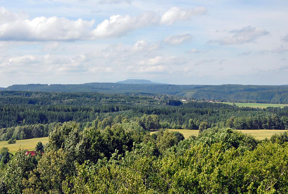 Pohled z rozhledny v Janov� sm�rem k D���nsk�mu Sn�n�ku.
