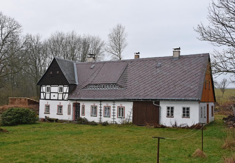 Lidov� architektura u Lobendavy.