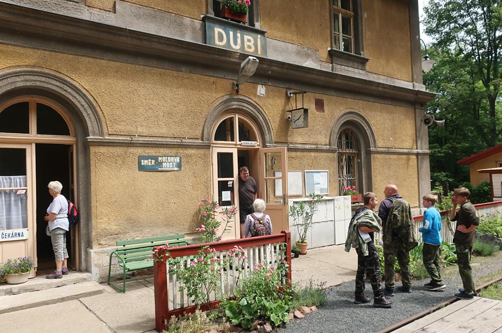 �elezni�n� stanice v Dub� - n�v�t�vn�ci