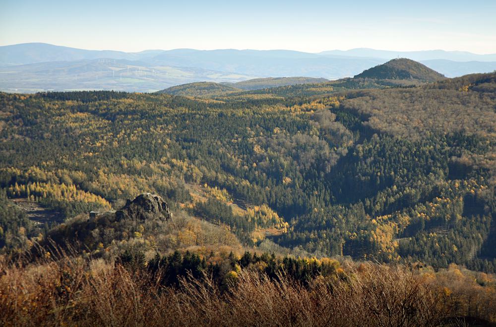 Pohled na hrad Tol�tejn z Jedlov�