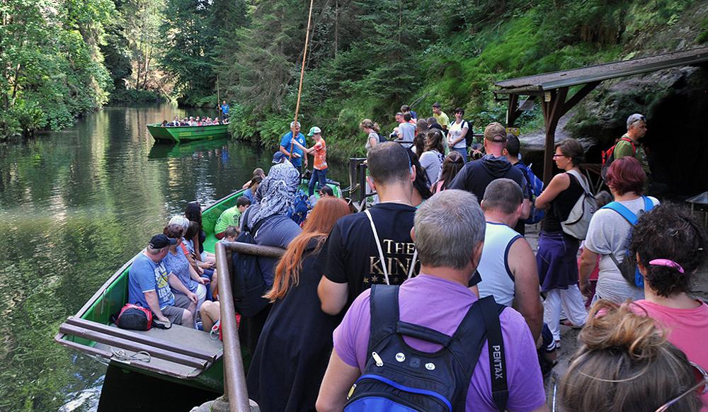 Turist� v Edmundov� sout�sce - �esk� �v�carsko.