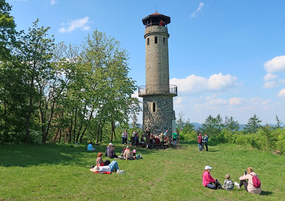 Turist� u rozhledny Velk� Chlum si u��vaj� jarn� pohodi�ku.