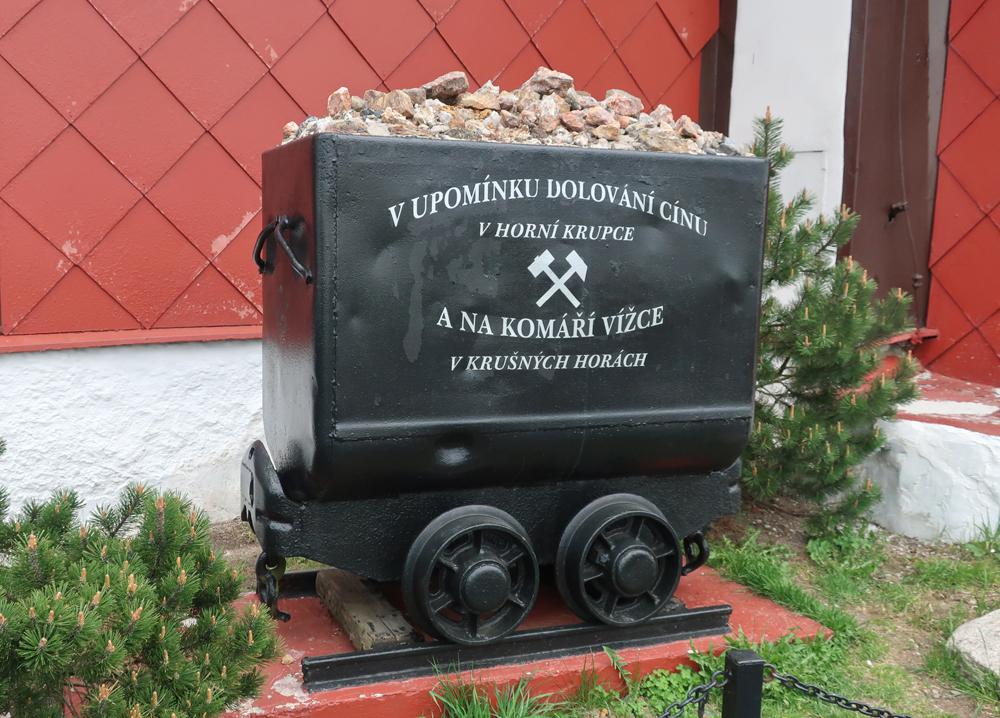 Pam�tn�k v upom�nku dolov�n� c�nu na Kom��� v�ce
