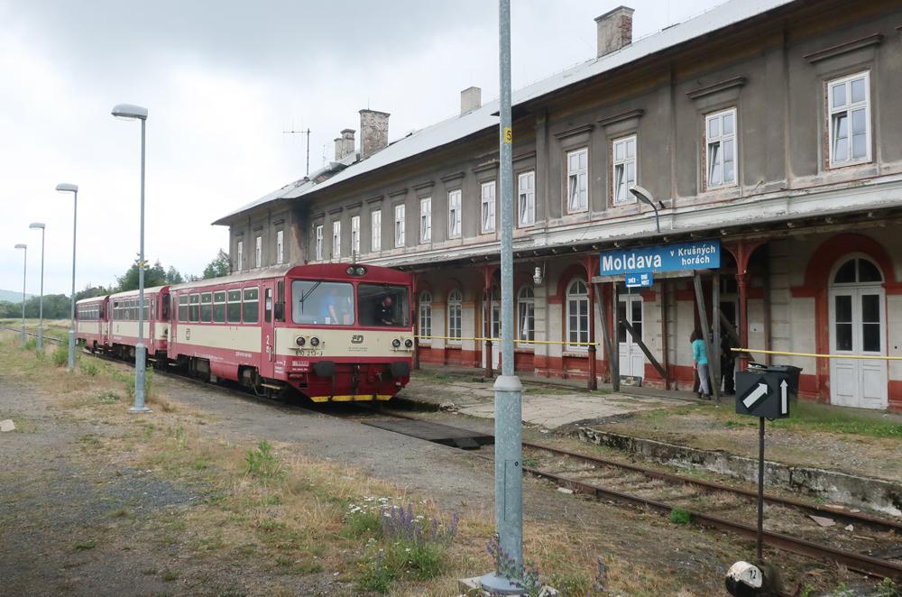 �elezni�n� stanice Moldava k Kru�n�ch hor�ch.