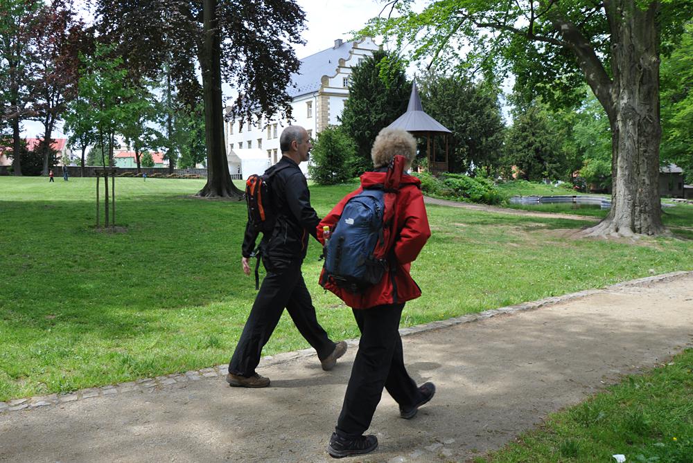 Turist� v parku u �luknovsk�ho z�mku.