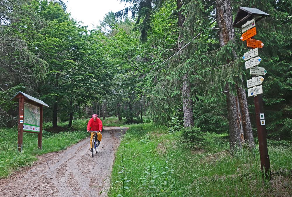 Turistick� rozcestn�k na Sto�eck�m sedle.