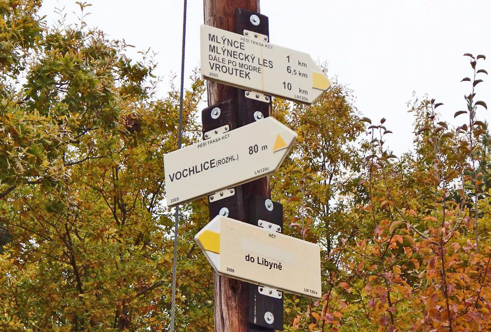 Turistick� rozcestn�k u rozhledny Vochlice.