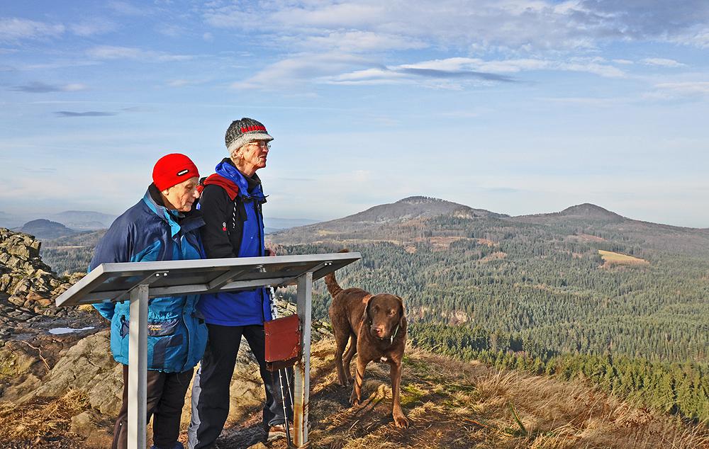 Turistky seniorky v Lu�ick�ch hor�ch.