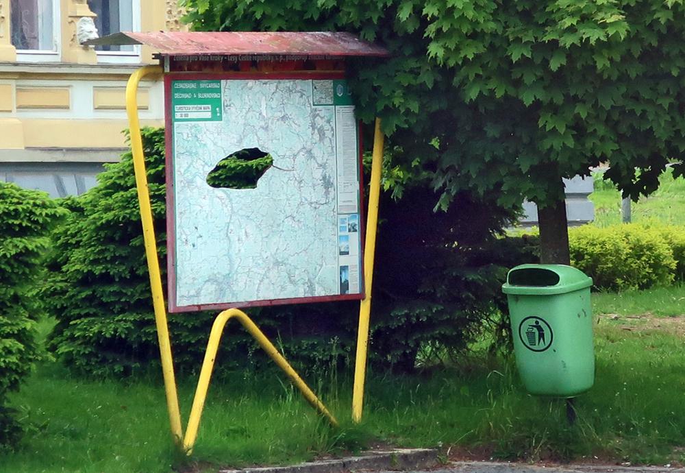 Zni�en� turistick� mapa ve Velk�m �enov�.