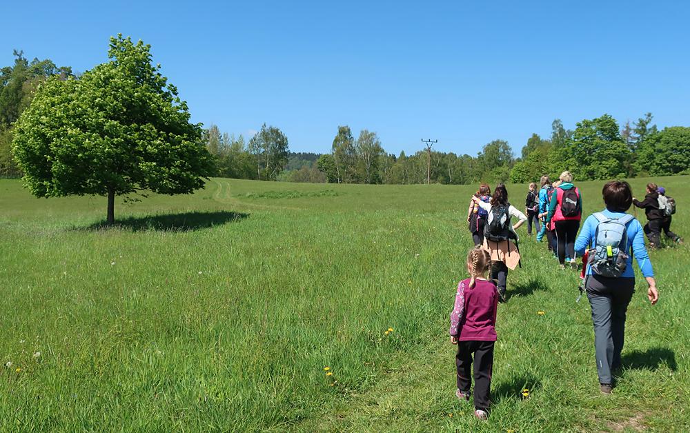 Turist� na �erven� trase do Brtn�k�.