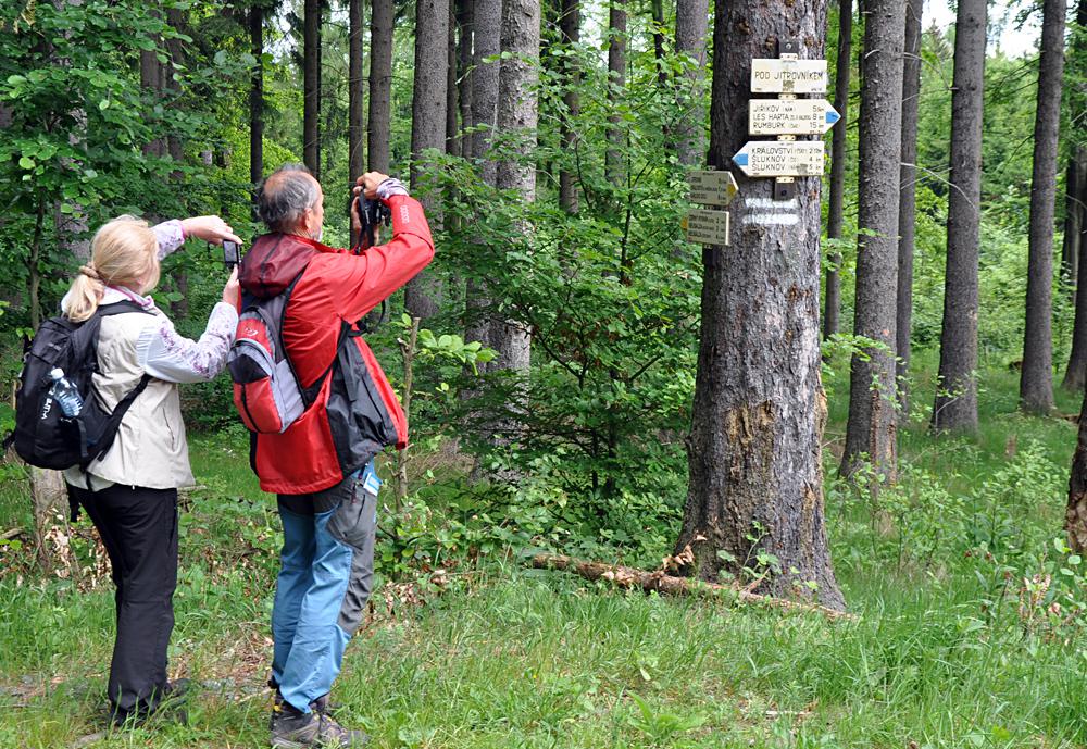 Turist� u rozcestn�ku