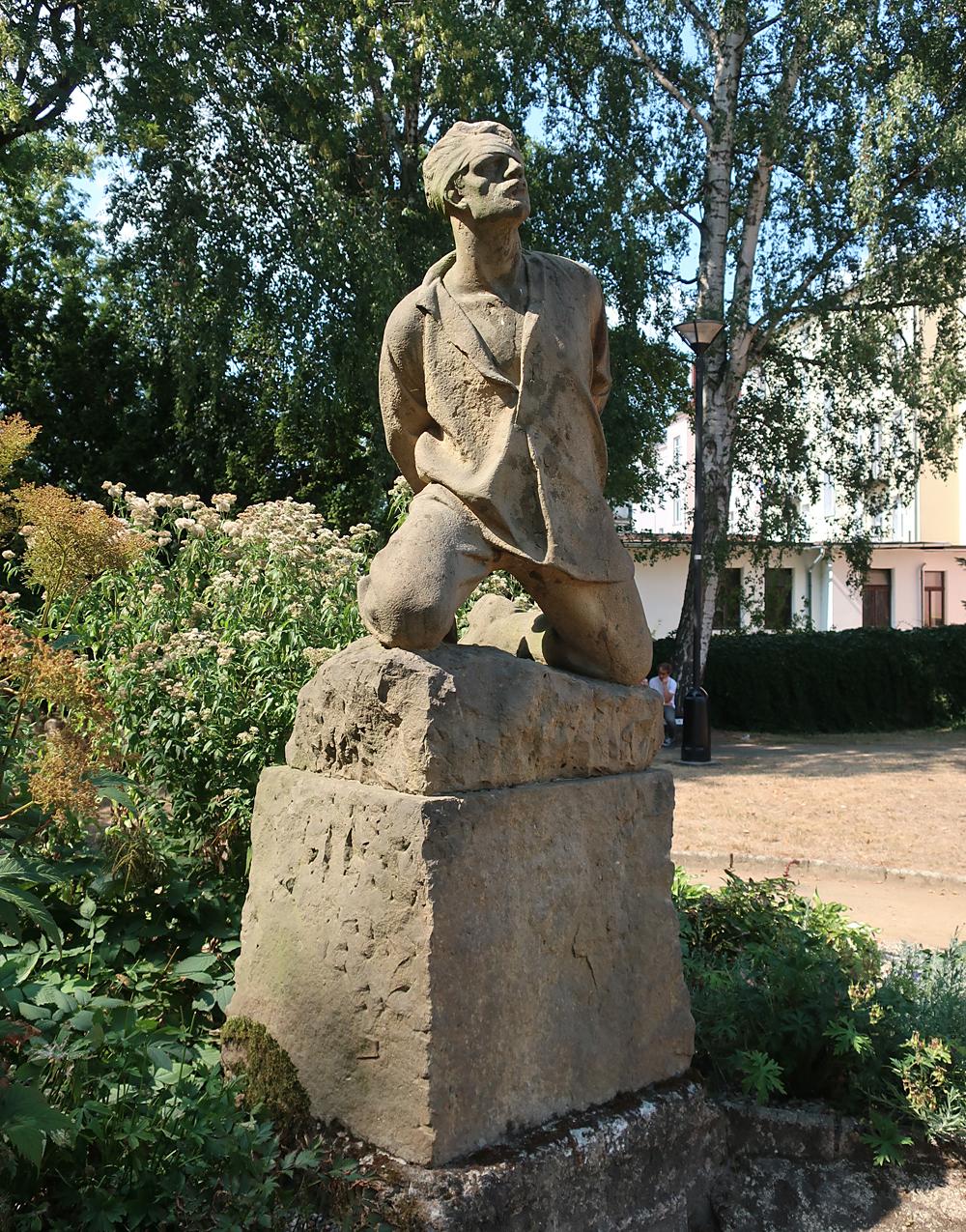 Nepoko�en� - jeden z pomn�k� Rumbursk� vzpoury.