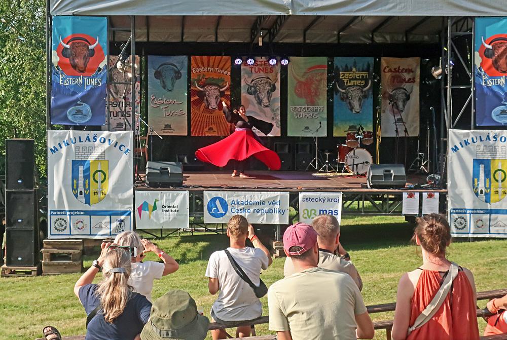 Uk�zka tance s�f� na festivalu Eastern Tunes v Mikul�ovic�ch.