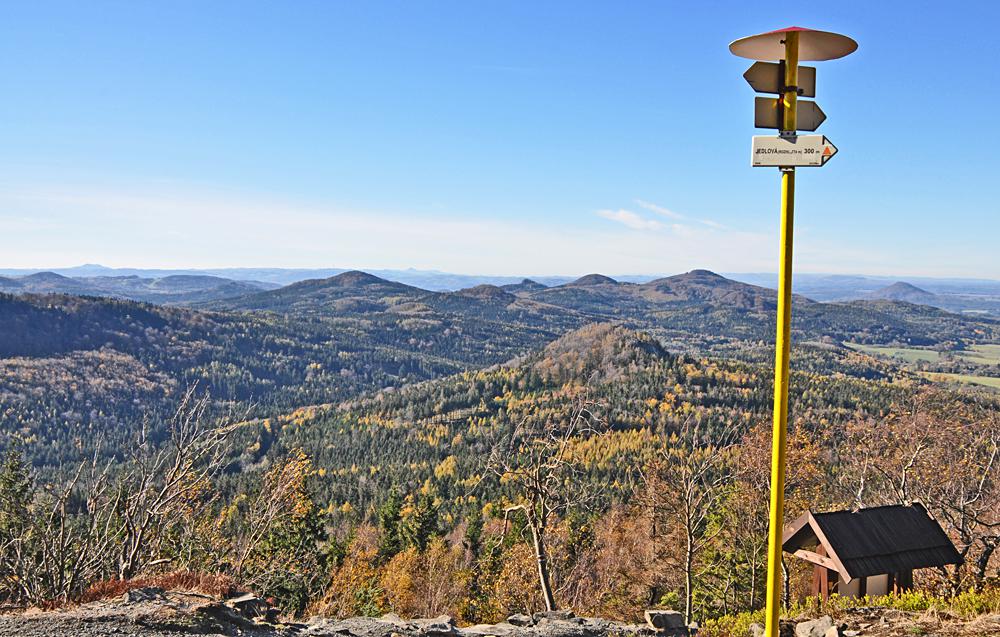 V�hled z Jedlov� od turistick�ho rozcest� pod vrcholem.