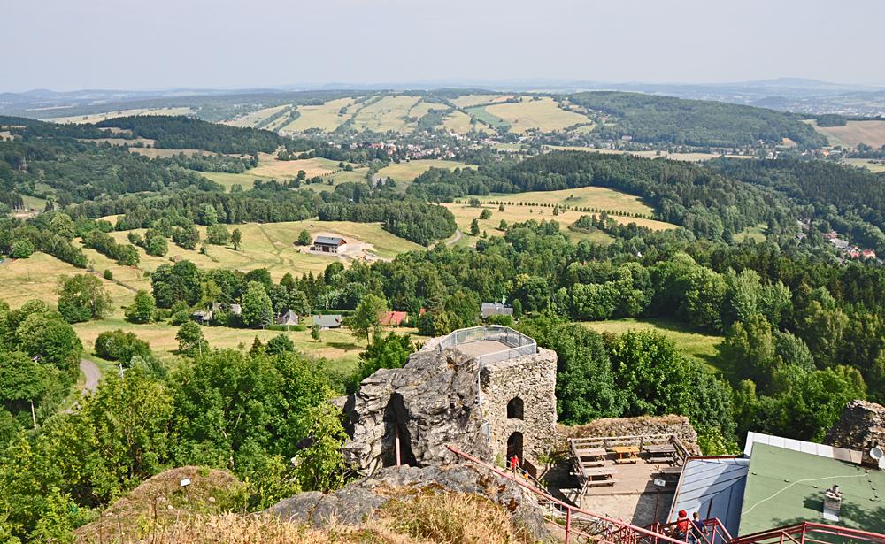 Pohled z hradu Tol�tejn sm�rem na Ji�et�n pod Jedlovou.