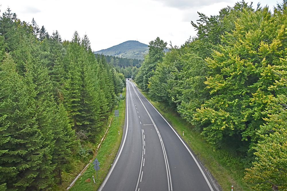 V�hled z mostu na ��bru sm�rem k Jedlov� ho�e.