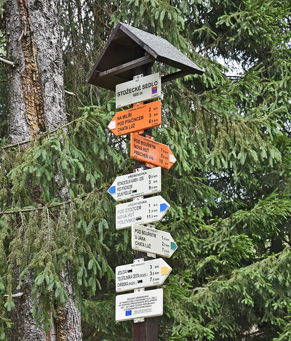 Turistick� rozcestn�k na Sto�eck�m sedle.