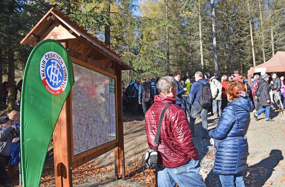 Setk�n� turist� na Sto�eck�m sedle.