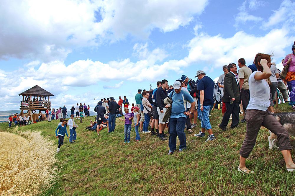Slune�n� hodiny u rozhledny Stradonka - slavnostn� zprovozn�n� v roce 2012