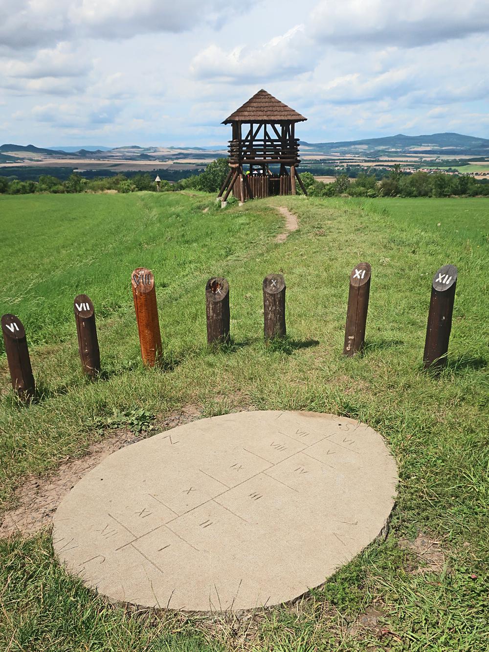 Slune�n� hodiny u rozhledny Stradonka - detail