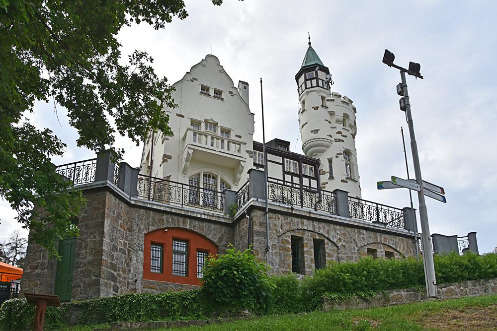 Na vrcholu Past��sk� st�ny stoj� vyhl�dkov� restaurace s rozhlednou, kter� bohu�el nen� ve�ejnosti p