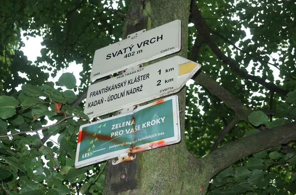 Turistick� zna�en� na Svat�m vrchu u Kadan�.