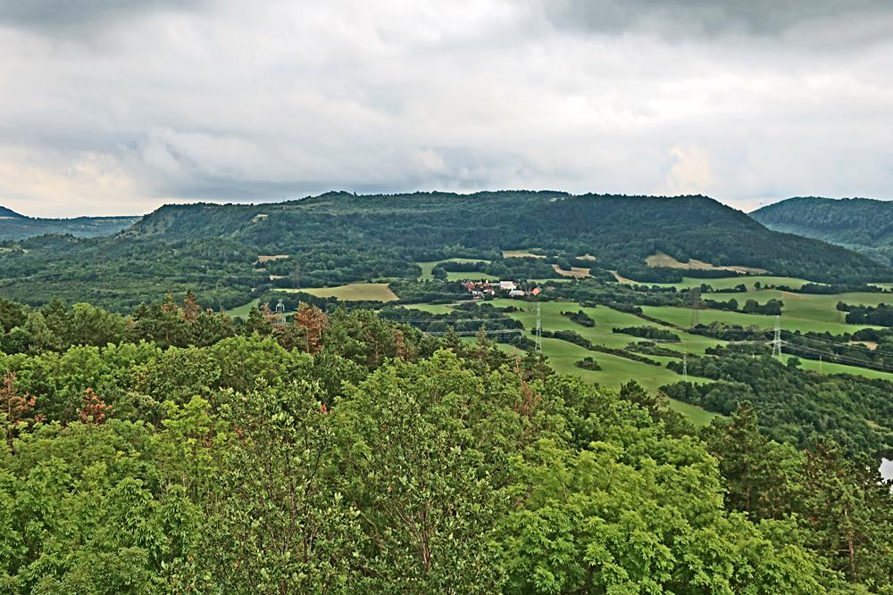 Stolov� hora �ho�� u Kadan� - pohled z rozhledny na Svat�m vrchu.