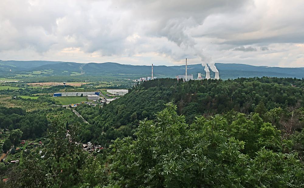 Elektr�rna Prun��ov - pohled z rozhledny na Svat�m vrchu.