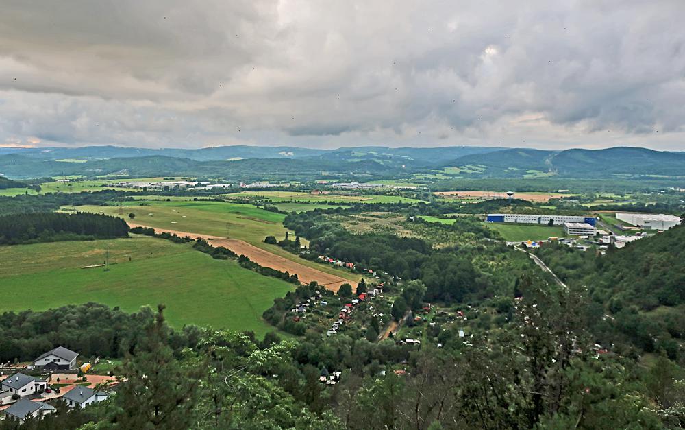 Kru�nohorsk� h�bet - pohled z rozhledny na Svat�m vrchu.