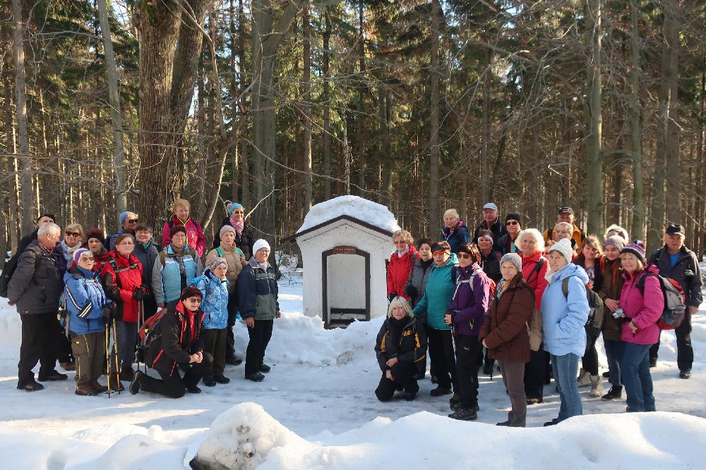 Účastníci memoriálku Karla Hofmana u Farské kaple. Účastníci memoriálku Karla Hofmana u Farské kaple.