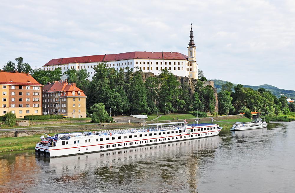 D���nsk� z�mek s turistickou lod�.
