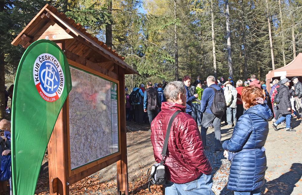 Akce klubu �esk�ch turist� - otev�r�n� turistick�ho mostu na Sto�eck�m sedle.
