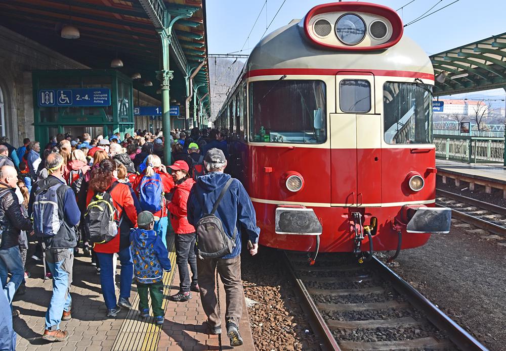 Koz� dr�ha - Podkru�nohorsk� motor��ek - turistick� tra� D�K T11