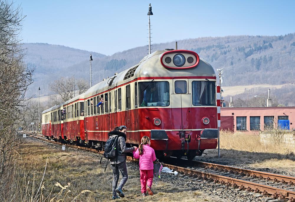 Podkru�nohorsk� motor��ek - turistick� lok�lka T11 - Koz� dr�ha