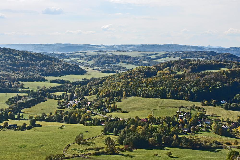 V�hled z rozhledny na Z�meck�m vrchu u �esk� Kamenice (�esk� st�edoho��)
