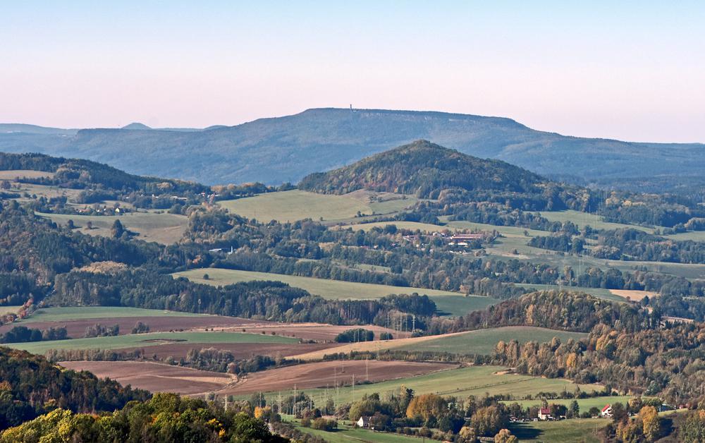 D���nsk� Sn�n�k (pohled z rozhledny na Z�meck�m vrchu)
