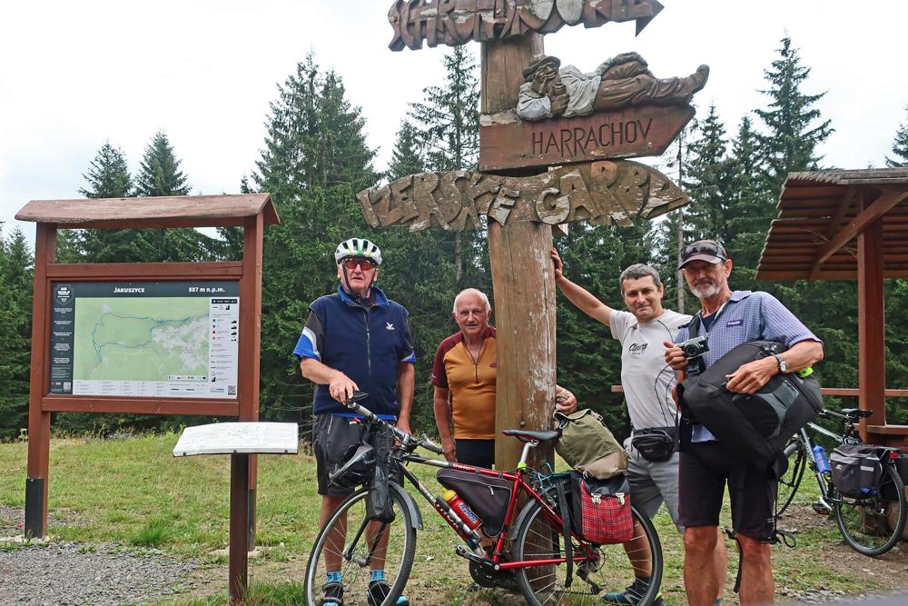 Cyklist� v Izerskych Garbach.