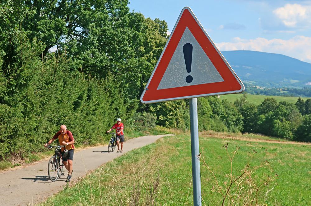 Cyklist� nad Vrchlab�m.