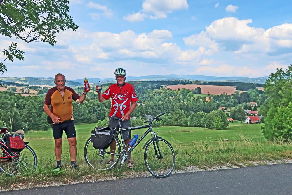 Cyklist� v Podkrkono��.