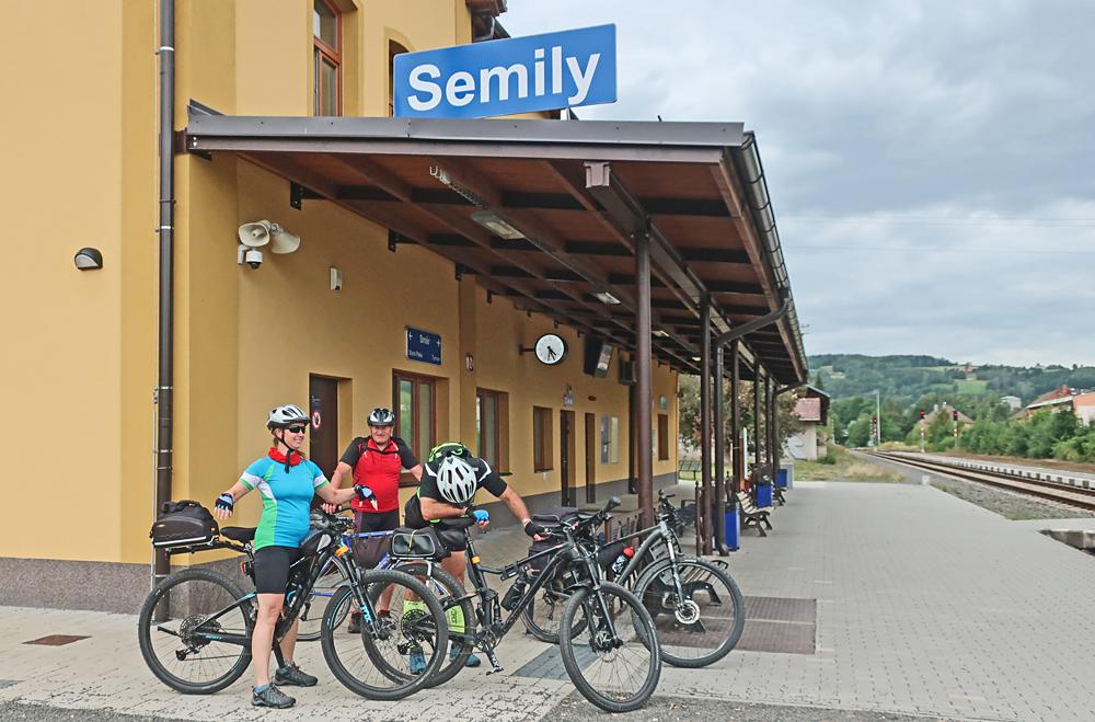 Cyklist� na n�dra�� v Semilech.
