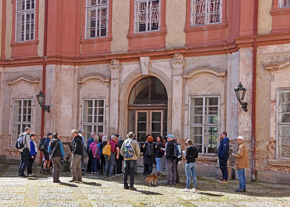 Turist� u z�mku v Lib�chov�.