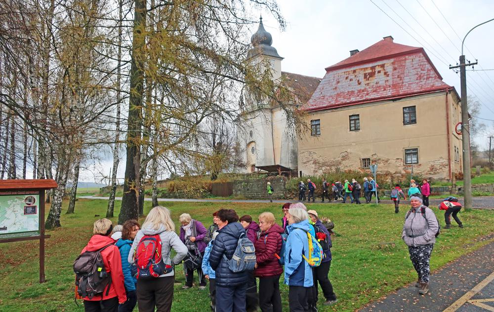 Turist� v Lobendav� u kostela.
