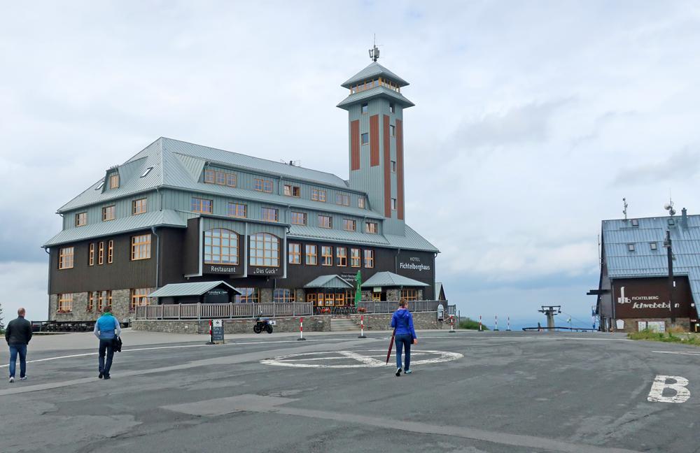 Wir sehen ein Fichtelberghaus auf einem H�gel Fichtelberg!