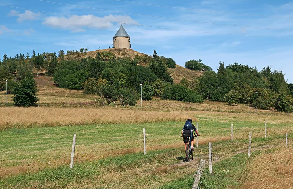 Cyklista pod M�dn�kem (Kru�n� hory)