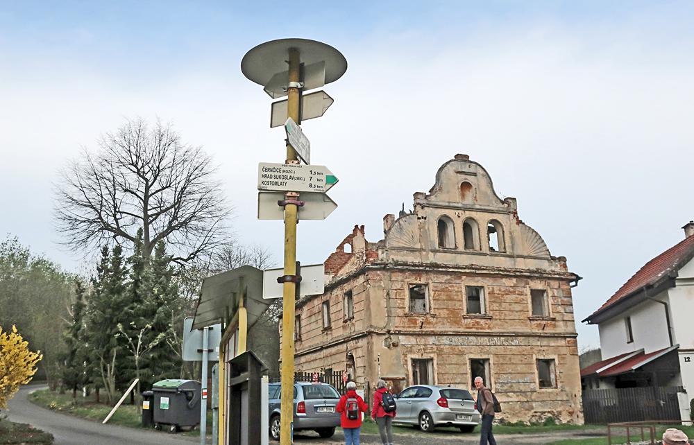 Turistick� rozcest� v obci B�lka pod Mile�ovkou.