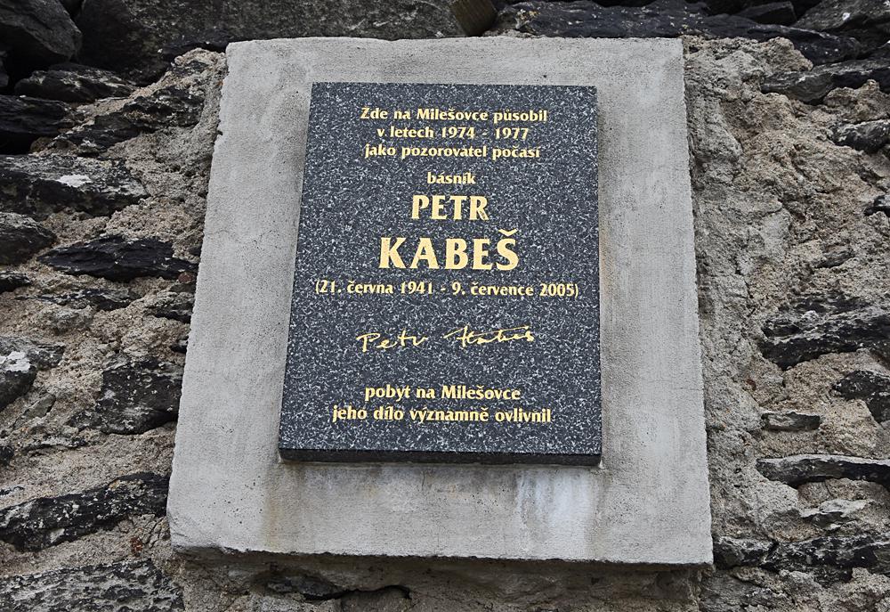 Pam�tn� deska b�sn�ka Kabe�e na Mile�ovce.