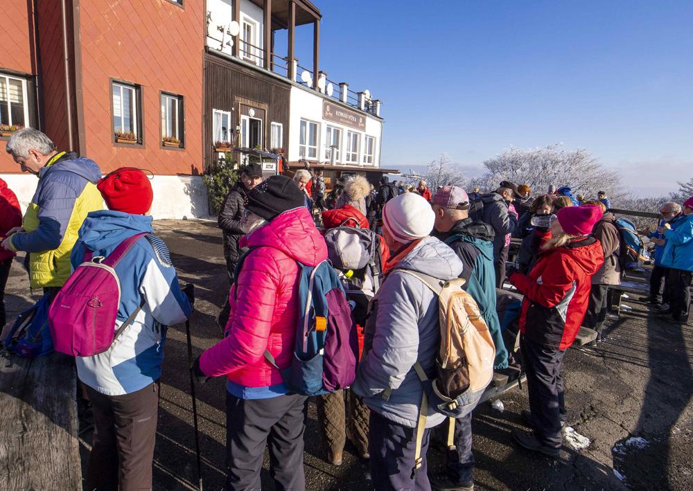 Za posledn�m puch��em 2022 - Turist� na Kom��� h�rce - Kru�n� hory