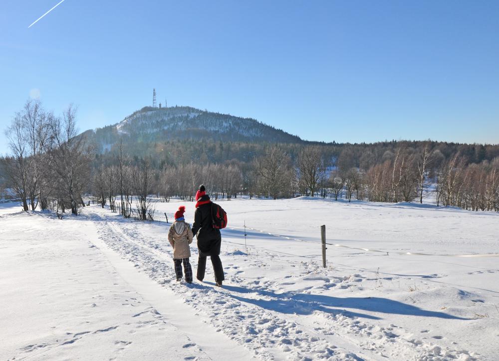 Chodci v b�ka�sk� stop� pod Jedlovou v Lu�ick�ch hor�ch.