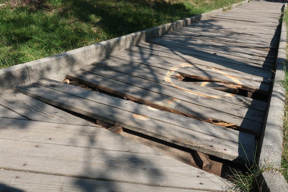 Na mnoha m�stech u� je zn�t, �e by expozice kru�nohorsk�ho geoparku pot�ebovala �dr�bu.
